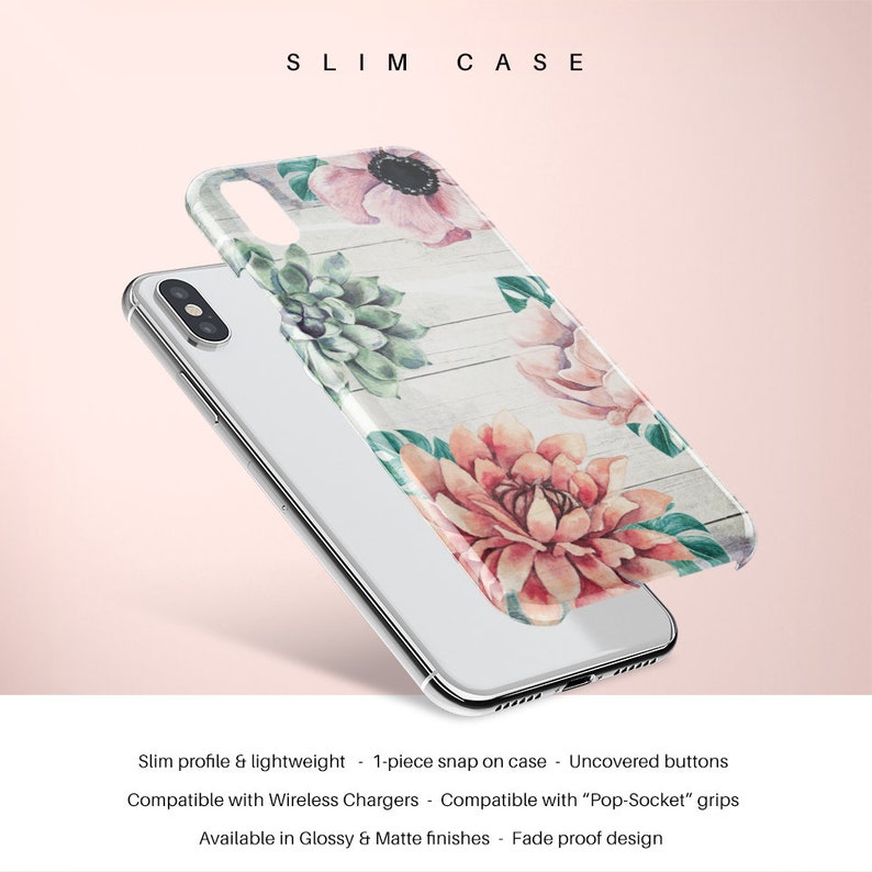 Pu&ograve; includere: Una custodia per telefono sottile con un design floreale che presenta fiori rosa, verdi e bianchi ad acquerello su uno sfondo di legno bianco. La custodia &egrave; compatibile con i caricabatterie wireless e ha pulsanti scoperti. &Egrave; disponibile in finiture lucide e opache.