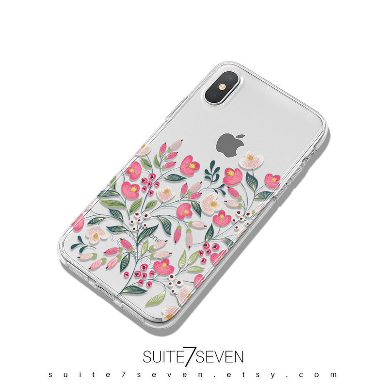 Puede incluir: Una funda transparente para tel&eacute;fono con un dise&ntilde;o floral. El dise&ntilde;o presenta flores rosas y blancas con hojas verdes. La funda es compatible con un iPhone X.