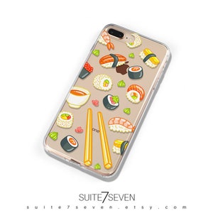 Puede incluir: Funda transparente para tel&eacute;fono con dise&ntilde;o de sushi. La funda presenta ilustraciones de varios rollos de sushi, camarones y salsa de soja. Tambi&eacute;n incluye un par de palillos amarillos con la palabra "one".