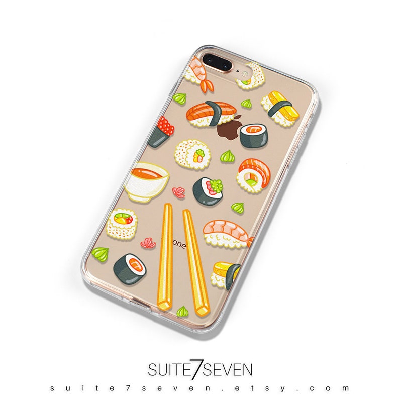 Puede incluir: Funda transparente para tel&eacute;fono con dise&ntilde;o de sushi. La funda presenta ilustraciones de varios rollos de sushi, camarones y salsa de soja. Tambi&eacute;n incluye un par de palillos amarillos con la palabra "one".