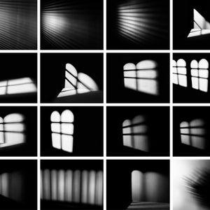 Peut inclure: Une collection de 16 photographies en noir et blanc mettant en valeur diff&eacute;rents motifs lumineux et ombres cr&eacute;&eacute;s par des fen&ecirc;tres et des stores. Les images sont dispos&eacute;es en grille.