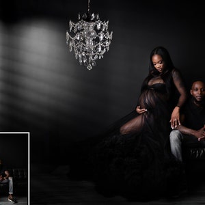 Peut inclure: Une femme enceinte v&ecirc;tue d'une robe noire transparente pose avec un homme en chemise noire et en jean. Ils sont dans une pi&egrave;ce sombre avec un lustre suspendu au-dessus d'eux.