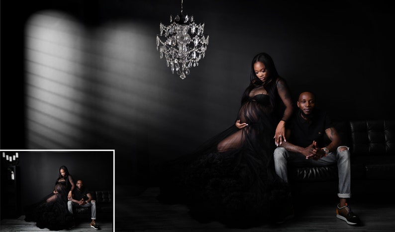 Peut inclure: Une femme enceinte v&ecirc;tue d'une robe noire transparente pose avec un homme en chemise noire et en jean. Ils sont dans une pi&egrave;ce sombre avec un lustre suspendu au-dessus d'eux.