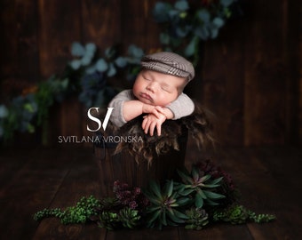 Nouveau-né Digital Backdrop Boy Seau en bois avec des verts sur un fond en bois foncé nouveau-né fond numérique