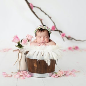 Nouveau-né Digital Backdrop Wooden Bucket with Pink Roses Newborn Digital Backdrop (fr) Floraison de Pâques, Collection Rose