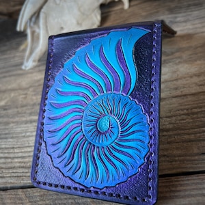Cartera plegable de amonita de cuero hecha a mano