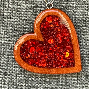 Herzkette aus Holz: Roter Glitter-Anhänger aus Resin, Kunstleder