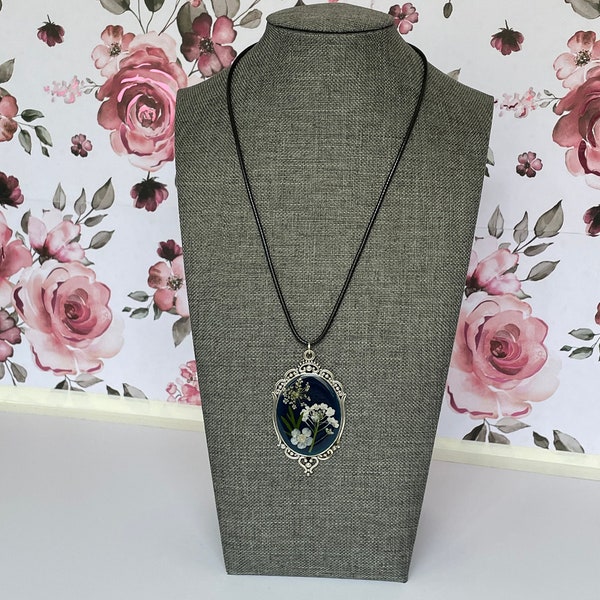 Real Dried White Flowers with Leaves in Resin Pendant with a Dark Blue Embossing Powder Background