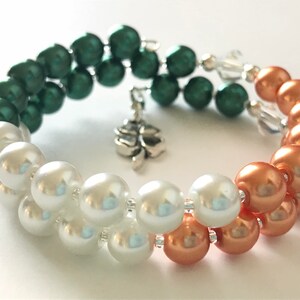 St. Patrick's Day Memory Wire Armband: Perlen Grün, Weiß, Orange mit Klee Anhänger