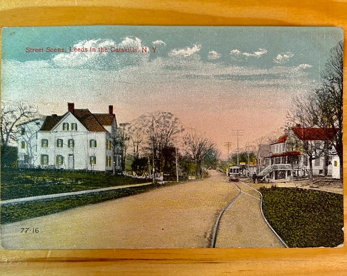 Street Scene - Leeds New York - Catskill Mountains New York - Trolley Car on Main Street - Vintage Poscard