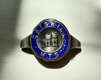 Vintage Catskill Mountains Sterling Souvenir Ring with Blue Enamel - Image of two Cats - With vintage Box