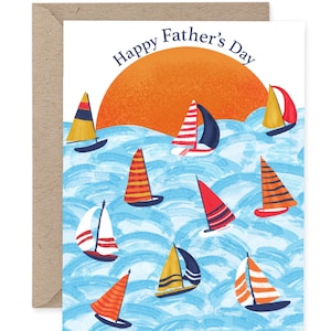 Puede incluir: Una tarjeta de felicitación del Día del Padre con el texto "Happy Father's Day" sobre una ilustración de acuarela de veleros sobre olas azules bajo un sol naranja. Los veleros tienen velas de colores.