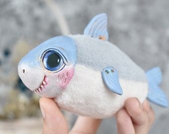 ベビーシャークぬいぐるみ：ファンタジーアートドール、魚の彫刻