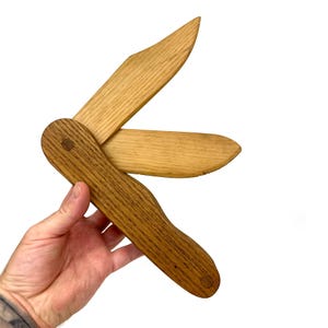 Navaja plegable de madera de roble de gran tamaño, estilo vintage, hecha a mano, estilo folklórico, ideal como decoración de estante.