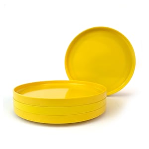 以下が含まれることがあります： 明るい黄色のサービングトレイが2つ。1つのトレイがもう1つの上に積み重ねられています。トレイは丸く、縁がわずかに盛り上がっています。トレイはしっかりとした素材でできており、白い背景に置かれています。