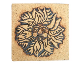 John Wenzel Clayworks 8x8 Steengoed Sun Face No. 2 Tegel Decoratieve Keramische Onderzetter Grillige jaren 1970 70