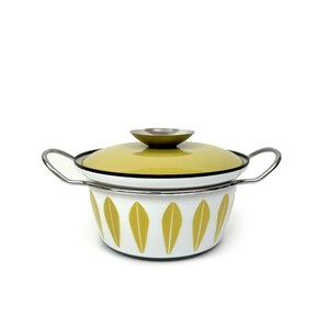 Può includere: Una pentola di smalto bianco con un coperchio giallo e un motivo a foglie gialle. La pentola ha due manici argentati.