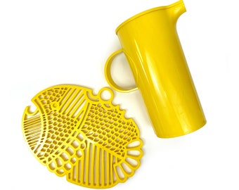 Gunnar Cyren Dansk Gourmet Designs Pitcher & Fish Trivet Plástico Sol Amarillo Dinamarca Danés Mediados de Siglo Moderno MCM 1970s 70s