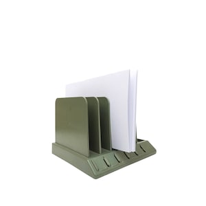 Escritorio Pal Modernista Organizador de escritorio de plástico Port cartagráficas 5 ranuras Lunes - Viernes Verde oliva oscuro 1970s 70s USA Mid Century Modern Space Age