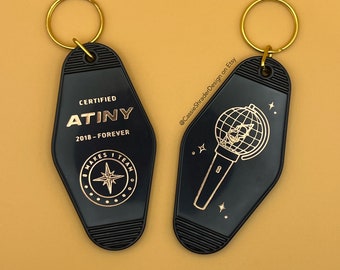 Ateez-certifierad Atiny Motel-nyckelring i dubbelsidig roséguldfoliedesign | Kpop-fanpresent | Atiny-present