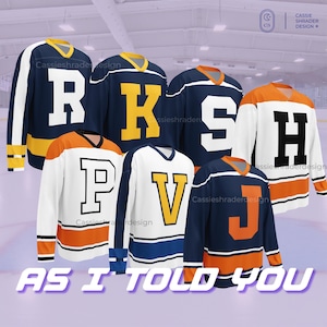 Könnte beinhalten: Sechs Eishockeytrikots in verschiedenen Farbkombinationen aus Marineblau, Weiß und Orange, jeweils mit einem großen Blockbuchstaben auf der Brust. Die Buchstaben sind R, K, S, H, P, V und J. Der Text AS I TOLD YOU steht unten im Bild.