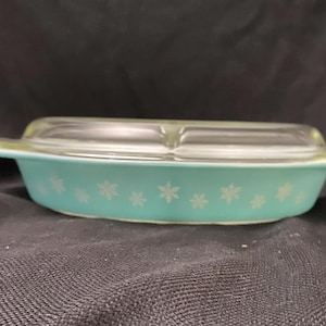 Pyrex Turquoise Snowflake 1.5 Qt Divided Casserole Dish - Vintage Fiesta Ware Casserole Dish