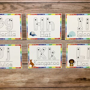 K&ouml;nnte beinhalten: Sechs &Uuml;bungsbl&auml;tter mit bunten R&auml;ndern. Jede Karte zeigt einen Buchstaben des Alphabets, ein Bild und ein Wort. Die Buchstaben sind G, H, I, J, K und L. Die Bilder sind ein Gorilla, ein Hut, ein Iglu, ein Glas Saft, ein K&auml;nguru und ein L&ouml;we. Die W&ouml;rter sind Gorilla, Hut, Iglu, Saft, K&auml;nguru und L&ouml;we.