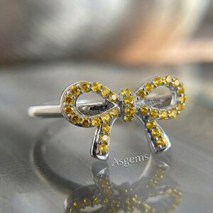 Anillo de promesa con lazo y diamante amarillo de laboratorio, anillo de promesa con cinta de plata de ley de 3 mm