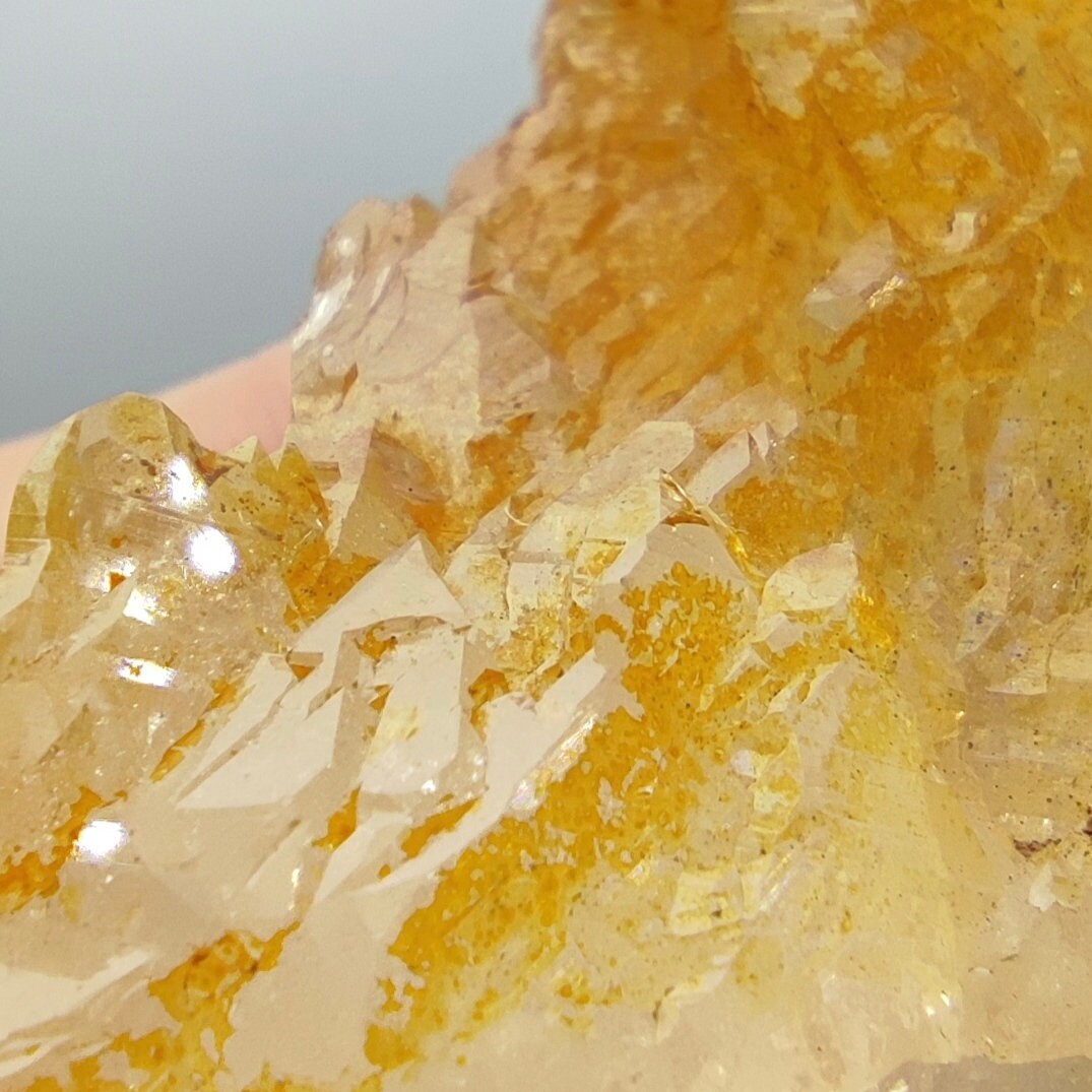 パキスタンのスカルドゥ産、段状構造の天然エッチング光沢水晶、50