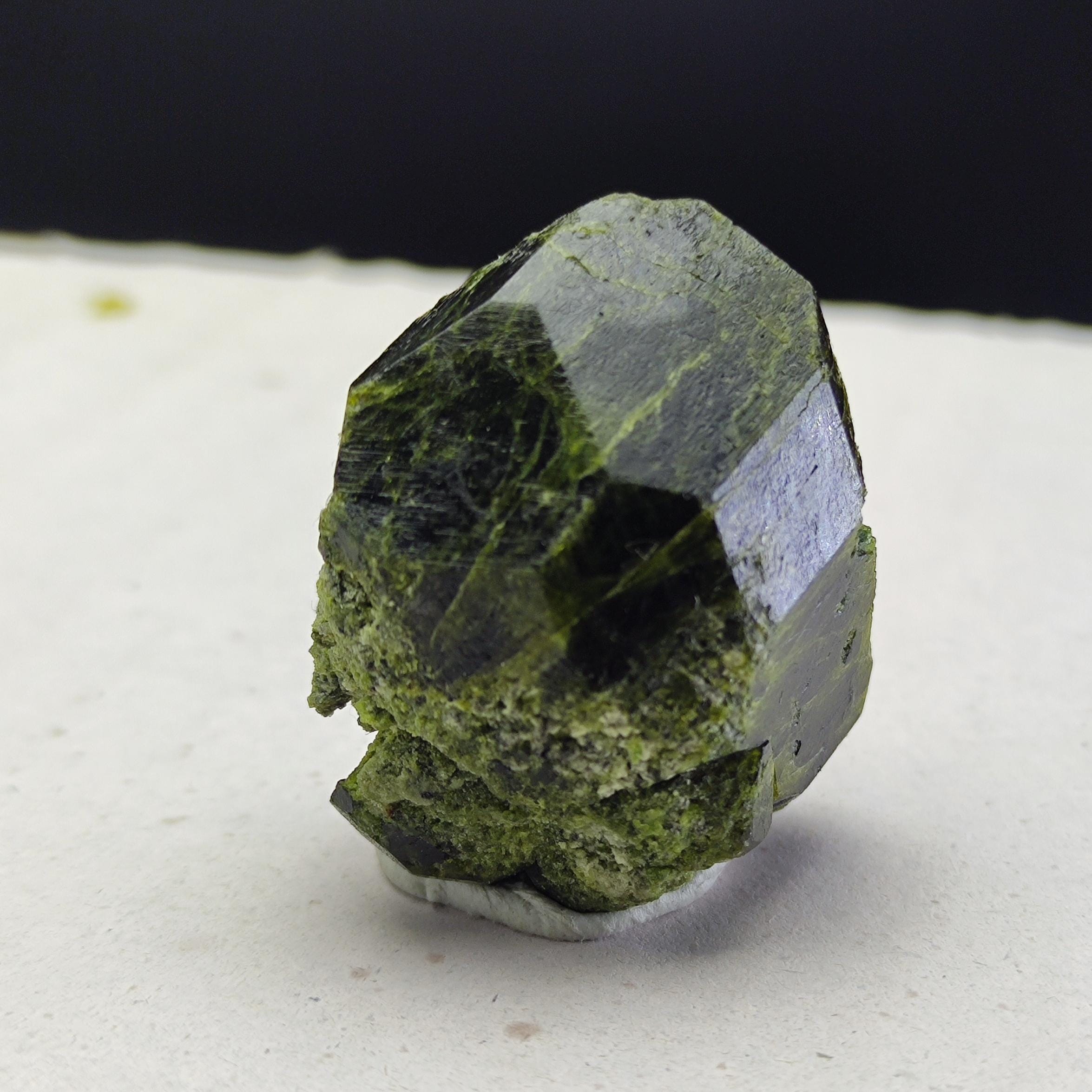 天然の濃い緑色の濃い色のデマントイドガーネットの単結晶、26グラム