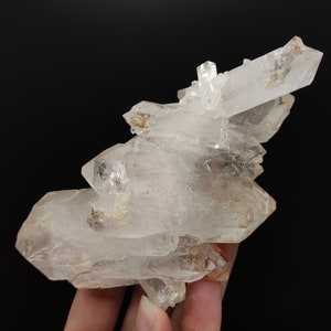 Natuurlijk esthetisch groot formaat vervaagd kwartscluster met ongewone structuur uit Baluchistan, Pakistan, 261 gram