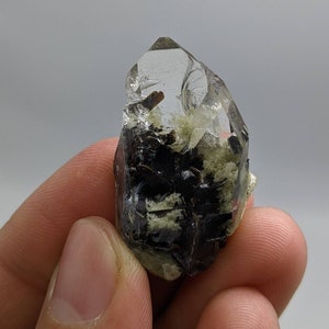 Natürlicher ästhetischer grüner Chlor mit Brookit eingeschlossen Quarz-Kristall aus Belutschistan Pakistan, 13,9 Gramm