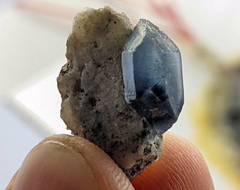 Indikolitkvartskristall på matris, Afghanistan mineralprov (1,6 gram)