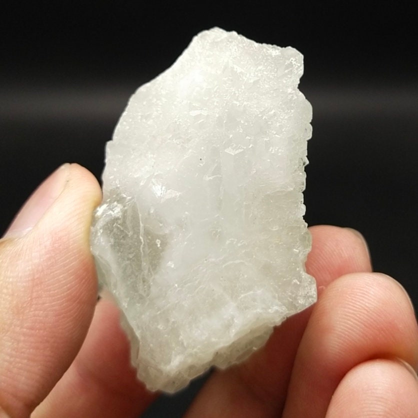 パキスタンのギルギット・バルティスタン州スカルドゥ産、表面に模様の