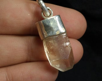 Pingente de cristal topázio prateado, estética natural.