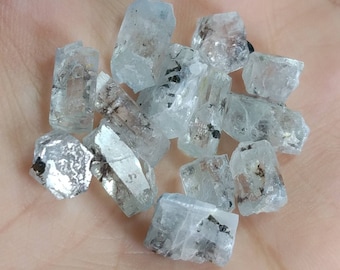 Cristaux aigue-marine bleu clair avec colombite de tantalite (10,4 g)