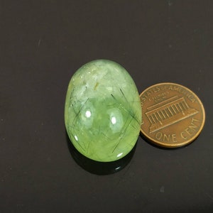 Grön prehnitcabochon med epidotinläggning, vikt 69 karat bild 6
