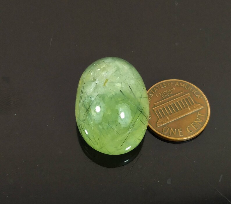 Grön prehnitcabochon med epidotinläggning, vikt 69 karat bild 6