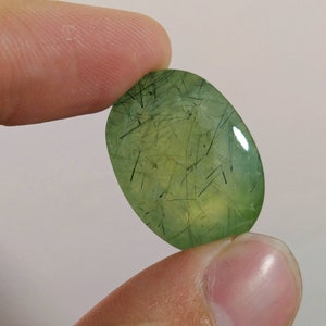 Grön prehnitcabochon med epidotinläggning, vikt 69 karat bild 5
