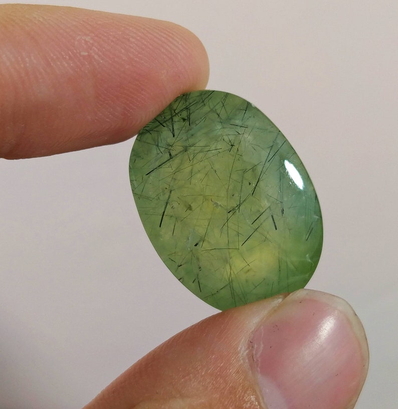 Grön prehnitcabochon med epidotinläggning, vikt 69 karat bild 5