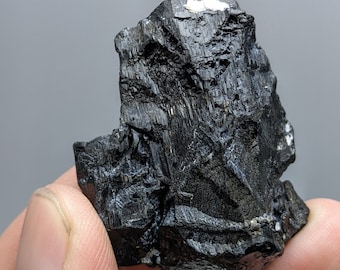 Cristal de tourmaline noire naturel gravé à l'acide de Skardu GilgitBaltistan Pakistan, 34 g