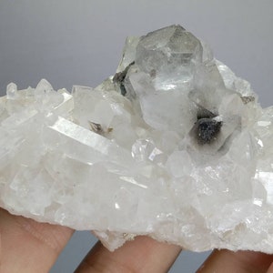 Natürliche feine Qualität schöne 106 Gramm klarer Brookit eingeschlossen Quarzcluster