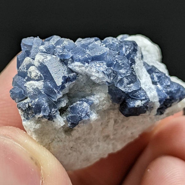 Cristales de cuarzo azul de indicolita raros naturales en matriz sobre albita de Afganistán, 20 gramos