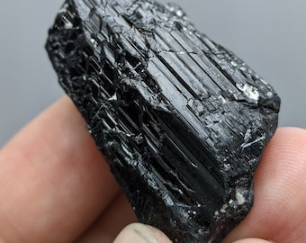Cristal de tourmaline noire naturel gravé à l'acide de Skardu GilgitBaltistan Pakistan, 25,3 g