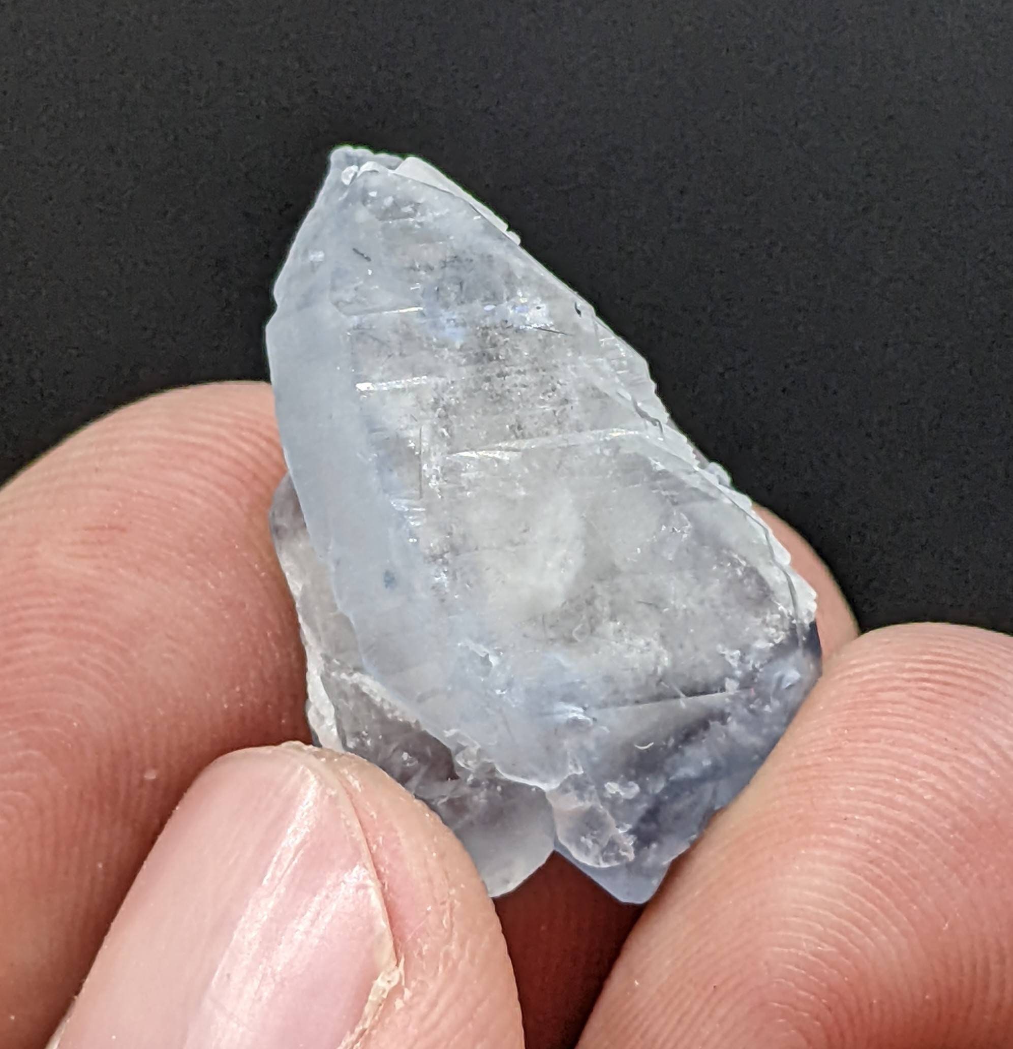 アフガニスタン産の天然の希少なツインインディコライト、別名ブルー