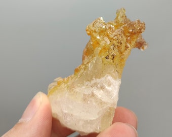 パキスタンのスカルドゥ産、段状構造の天然エッチング光沢水晶、50