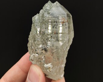 エッチングされた水晶と緑泥石、パキスタンのスカルドゥ産（131グラム