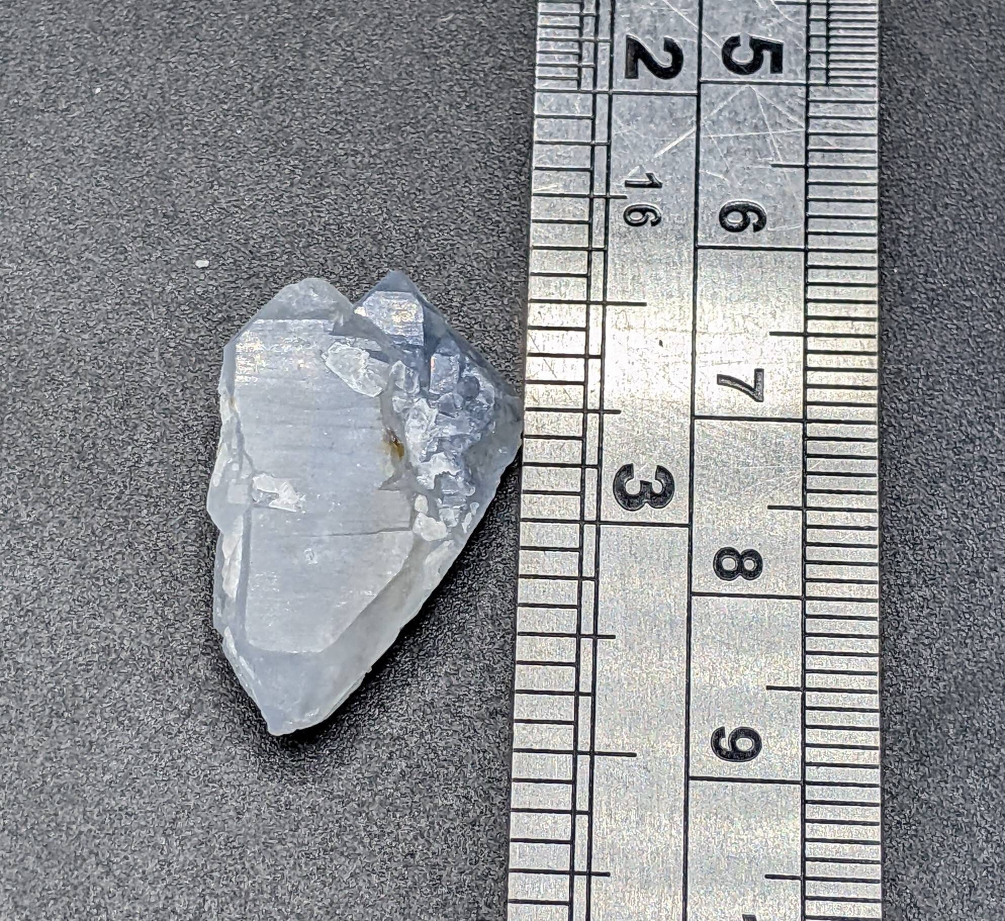 アフガニスタン産の天然の希少なツインインディコライト、別名ブルー