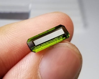 Gema de turmalina verde facetada para anel, originária do Afeganistão, 1,5 quilates.