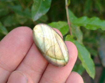 Cabochon de labradorite naturelle 17 carats (37 x 15,4 mm)